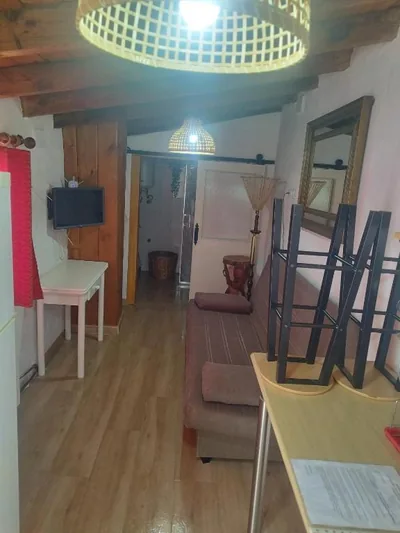 Habitación rústica independiente con todas las comodidades, sofacama y ventilador — 写真 4