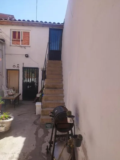 Habitación rústica independiente con todas las comodidades, sofacama y ventilador — 写真 5
