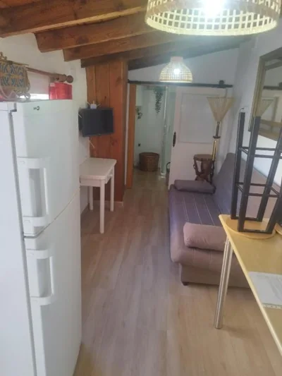 Habitación rústica independiente con todas las comodidades, sofacama y ventilador — 写真 7