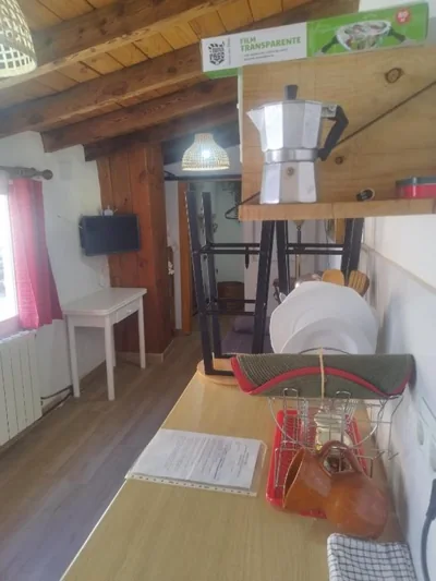 Habitación rústica independiente con todas las comodidades, sofacama y ventilador — 写真 8