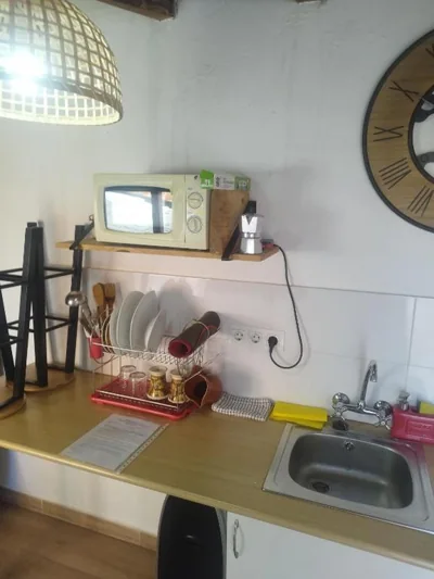 Habitación rústica independiente con todas las comodidades, sofacama y ventilador — 写真 9