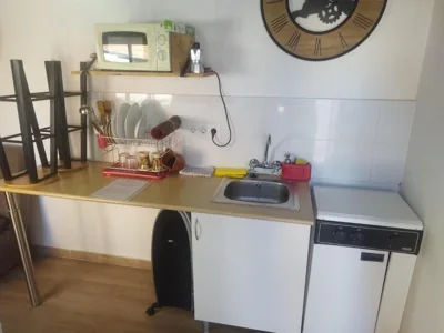 Habitación rústica independiente con todas las comodidades, sofacama y ventilador — 写真 10