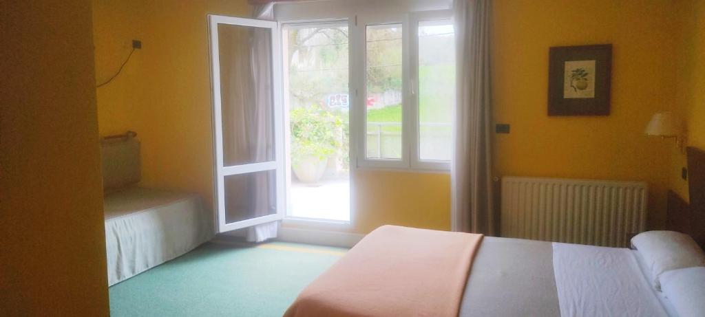 Habitación triple con bañera y terraza HOTEL SUITE MIOÑO