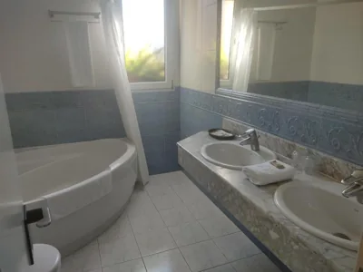 Habitación triple con bañera y terraza HOTEL SUITE MIOÑO — photo 3