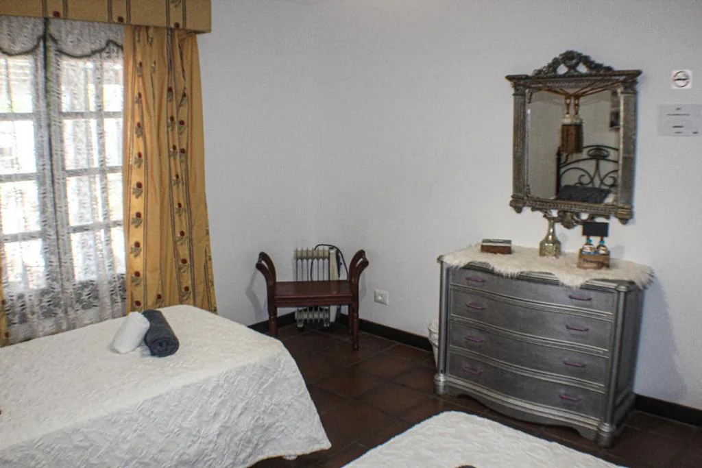 Doppelzimmer mit Gemeinschaftsbad – 2 Betten — Habitaciones Doña Cris