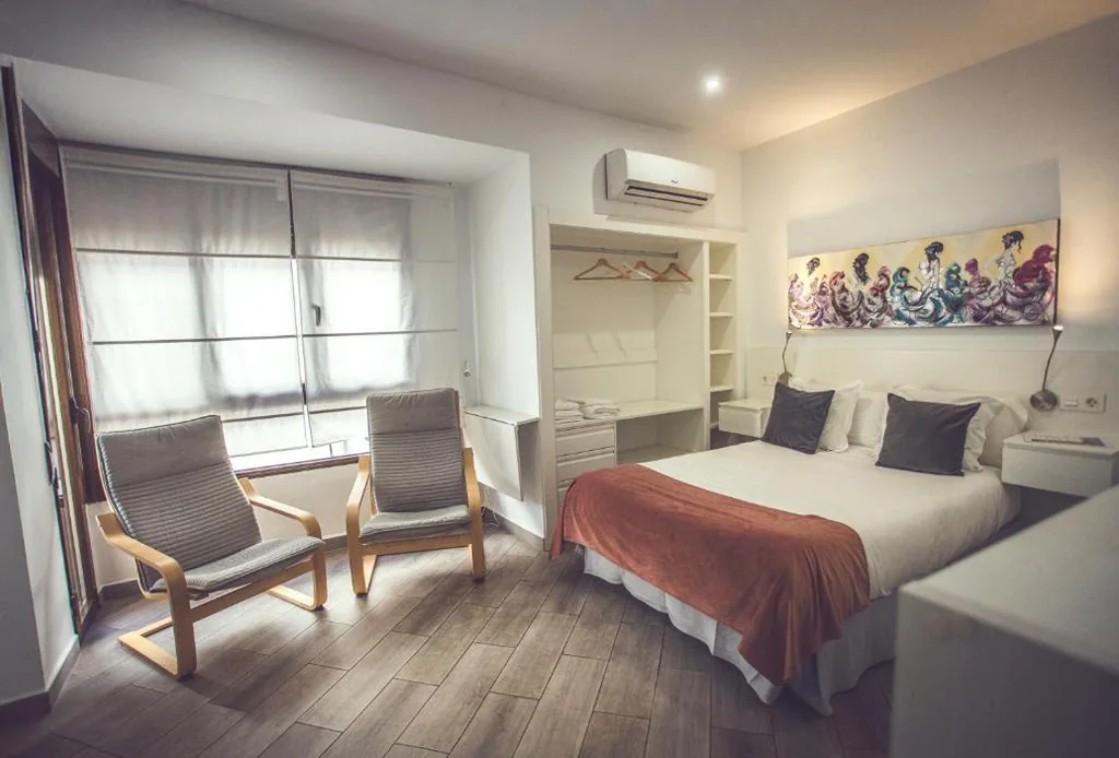 Habitación Triple con baño privado — Habitaciones El Olivo, Calidad y Reformardo