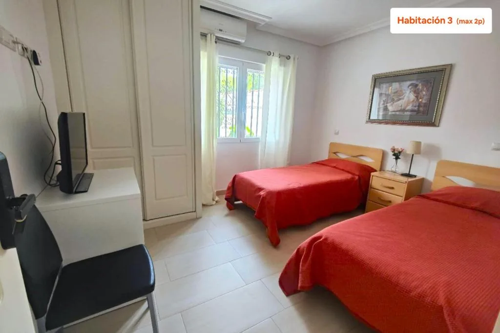 Standardzimmer mit Gemeinschaftsbad - 2 Betten — habitaciones en Chalet con piscina y jacuzzi en Madrid
