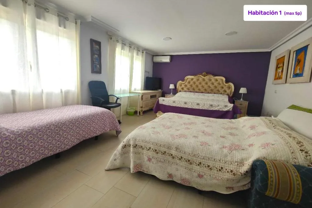 Familienzimmer mit eigenem Bad — habitaciones en Chalet con piscina y jacuzzi en Madrid