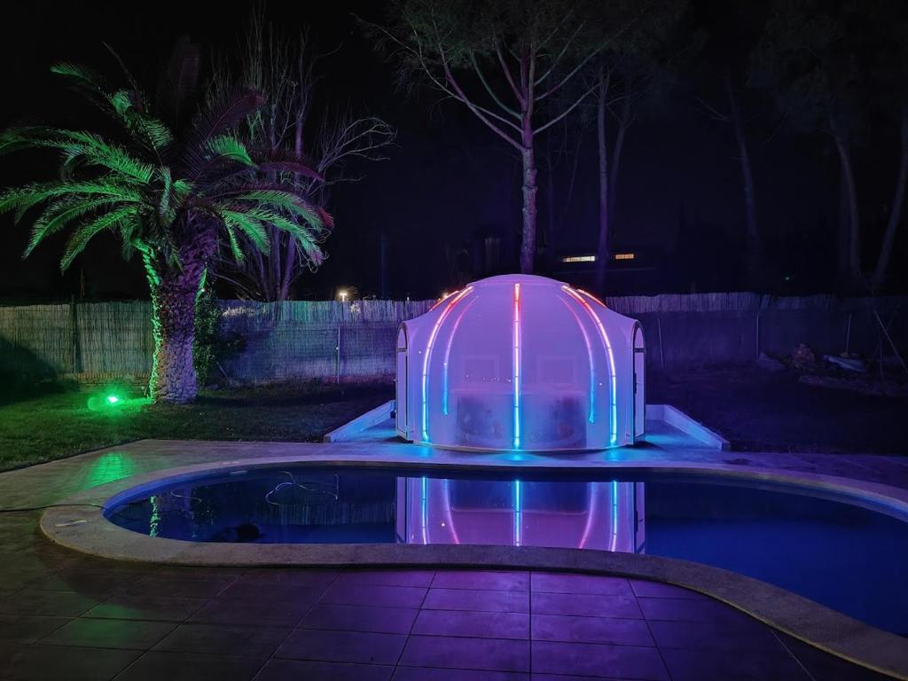 habitaciones en Chalet con piscina y jacuzzi en Madrid