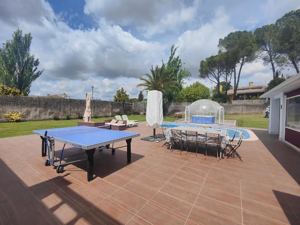 habitaciones en Chalet con piscina y jacuzzi en Madrid