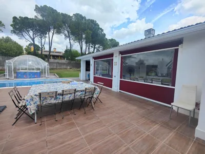 habitaciones en Chalet con piscina y jacuzzi en Madrid — Foto 5