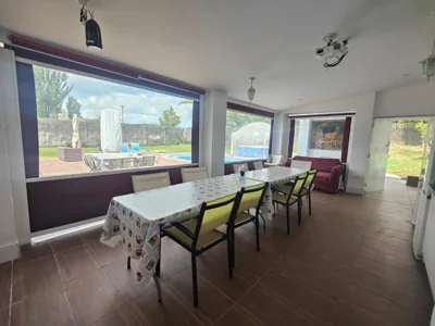 habitaciones en Chalet con piscina y jacuzzi en Madrid — Foto 6