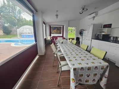 habitaciones en Chalet con piscina y jacuzzi en Madrid — Foto 7