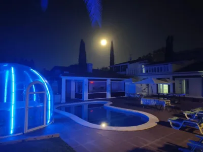 habitaciones en Chalet con piscina y jacuzzi en Madrid — Foto 9