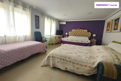 habitaciones en Chalet con piscina y jacuzzi en Madrid — Foto 12