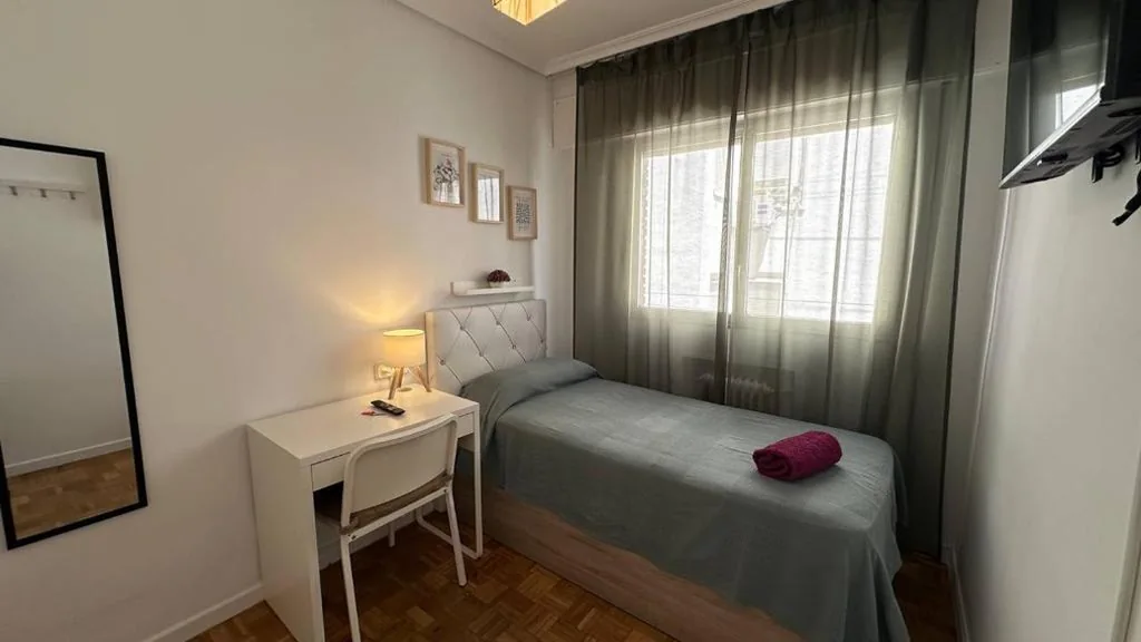 Camera singola con bagno in comune — Habitaciones en Ferrocarril
