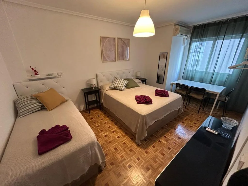 Camera tripla con bagno in comune — Habitaciones en Ferrocarril
