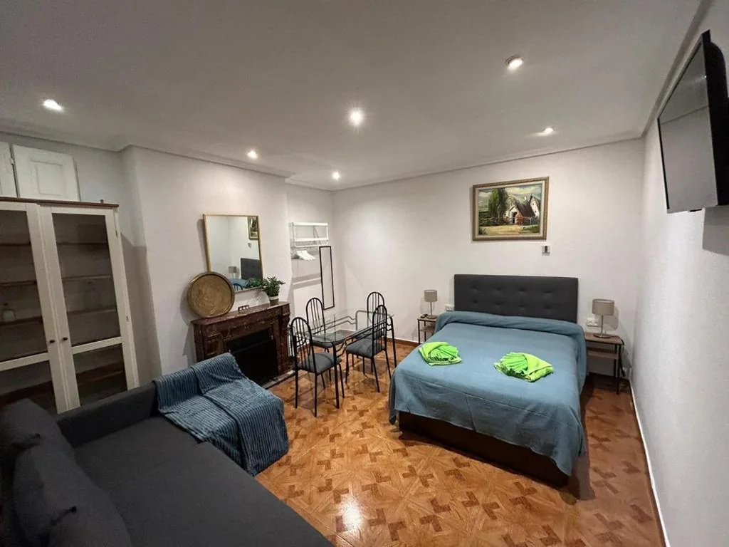 Habitación Cuádruple con baño compartido — Habitaciones Figueroa