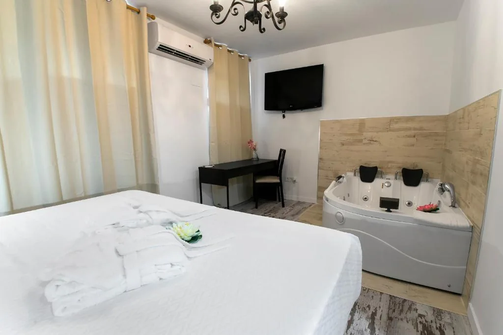 Suite met extra groot tweepersoonsbed en groot bubbelbad — Habitaciones Premium Finca la Casona