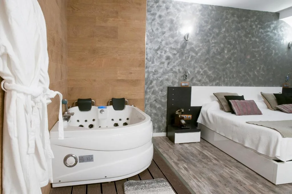 Deluxe Suite met extra groot tweepersoonsbed en groot bubbelbad — Habitaciones Premium Finca la Casona