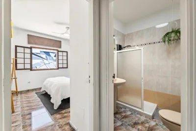 Habitaciones privadas cerca de la playa y aeropuerto en casa compartida con otros huéspedes con baño compartido — foto 11