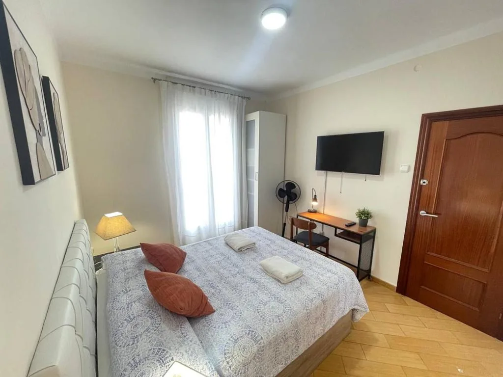 Double Room with Shared Bathroom — Habitaciones Valenciano
