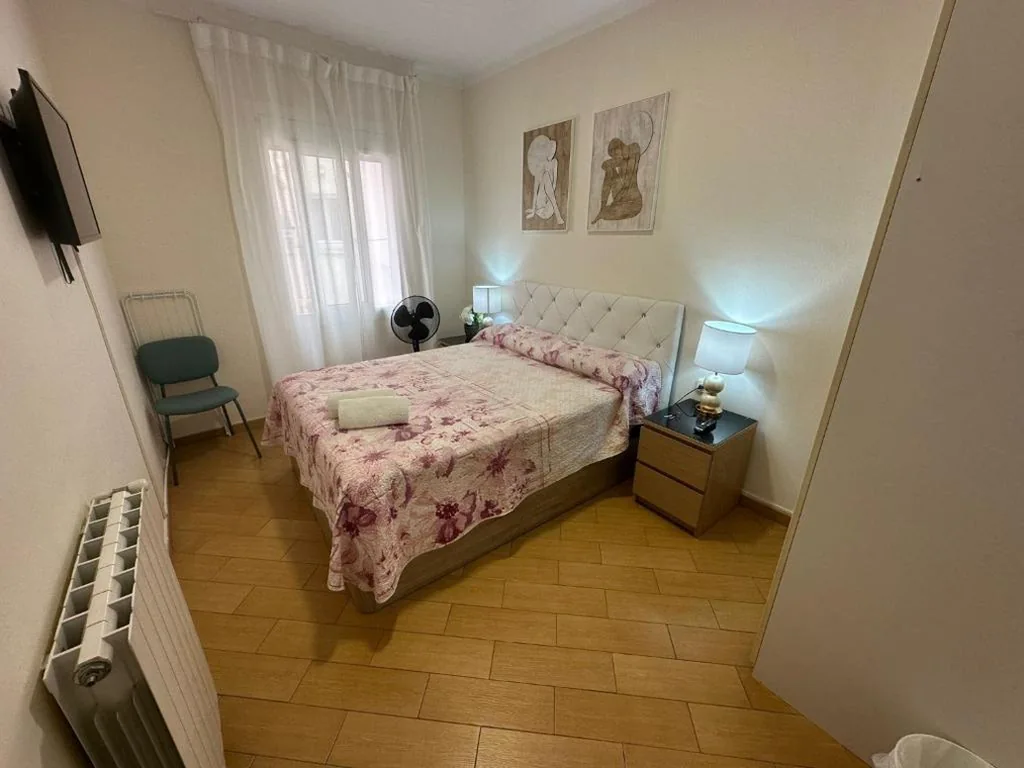 Double Room with Shared Bathroom — Habitaciones Valenciano
