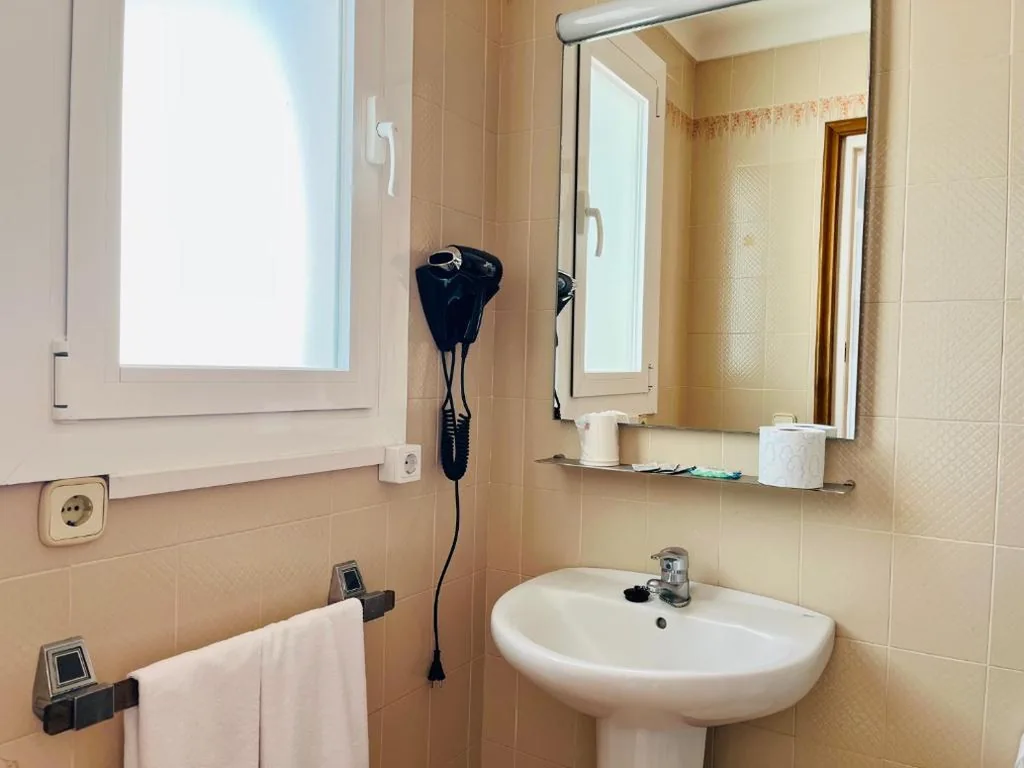 Standard Double Room with Sea View - 2 Beds — Habitacions La Font