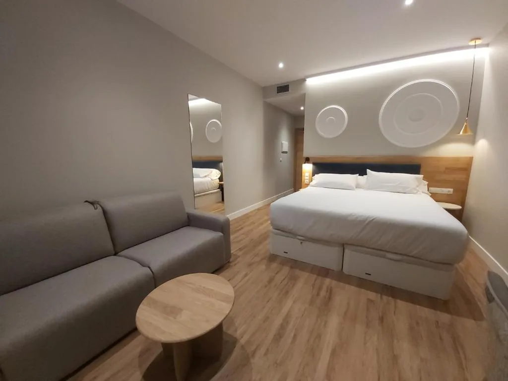 デラックス4人部屋 — Habital Suites