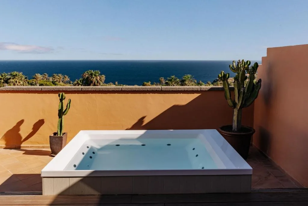 带热水浴池和海景的套房 — Hacienda del Conde member of Meliá Collection Golf and Spa - Adults only - Small Luxury Hotels of the World