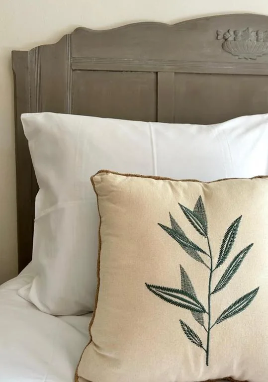 Habitación con cama grande y vistas al jardín — Hacienda el Tarajal - Boutique B&B