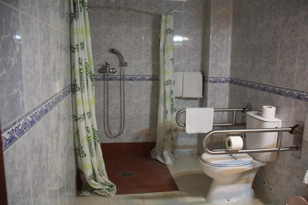Quarto adaptado para pessoas com mobilidade reduzida - Cama grande — Hacienda Guadalquivir