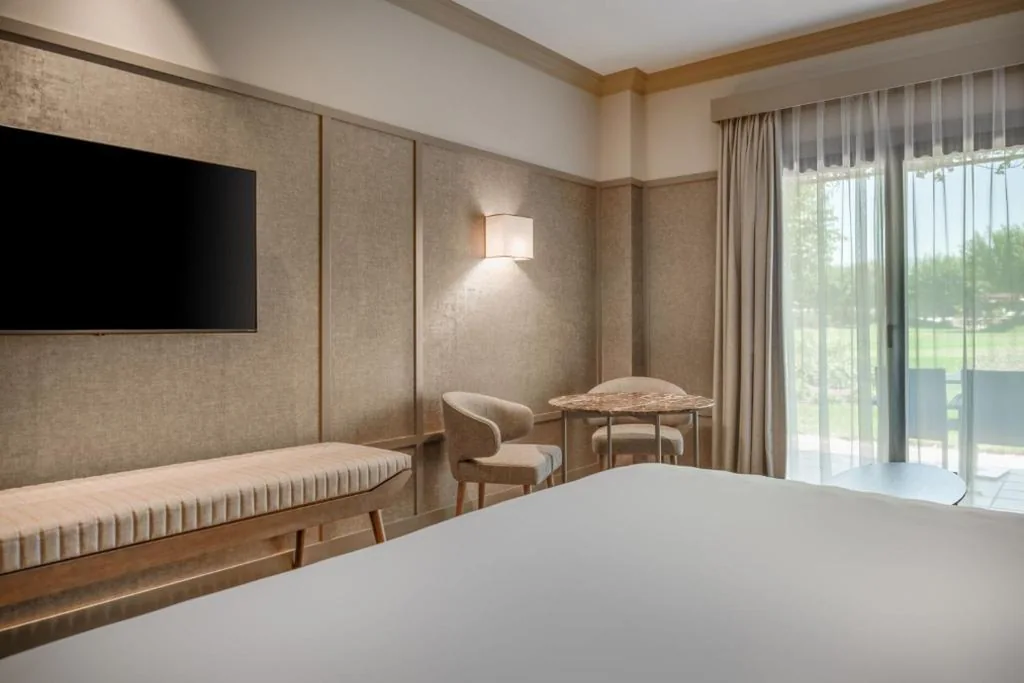 Habitación Deluxe con terraza - Cama extragrande — Hacienda Son Antem Golf Resort, Autograph Collection