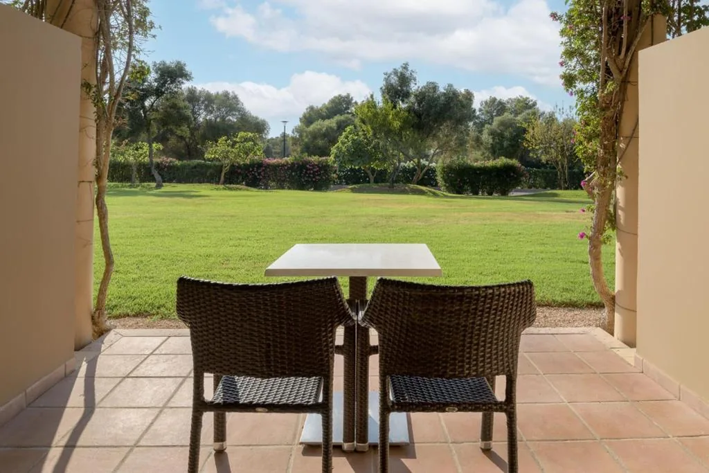 Habitación Deluxe con terraza y vistas al jardín - 1 cama extragrande — Hacienda Son Antem Golf Resort, Autograph Collection