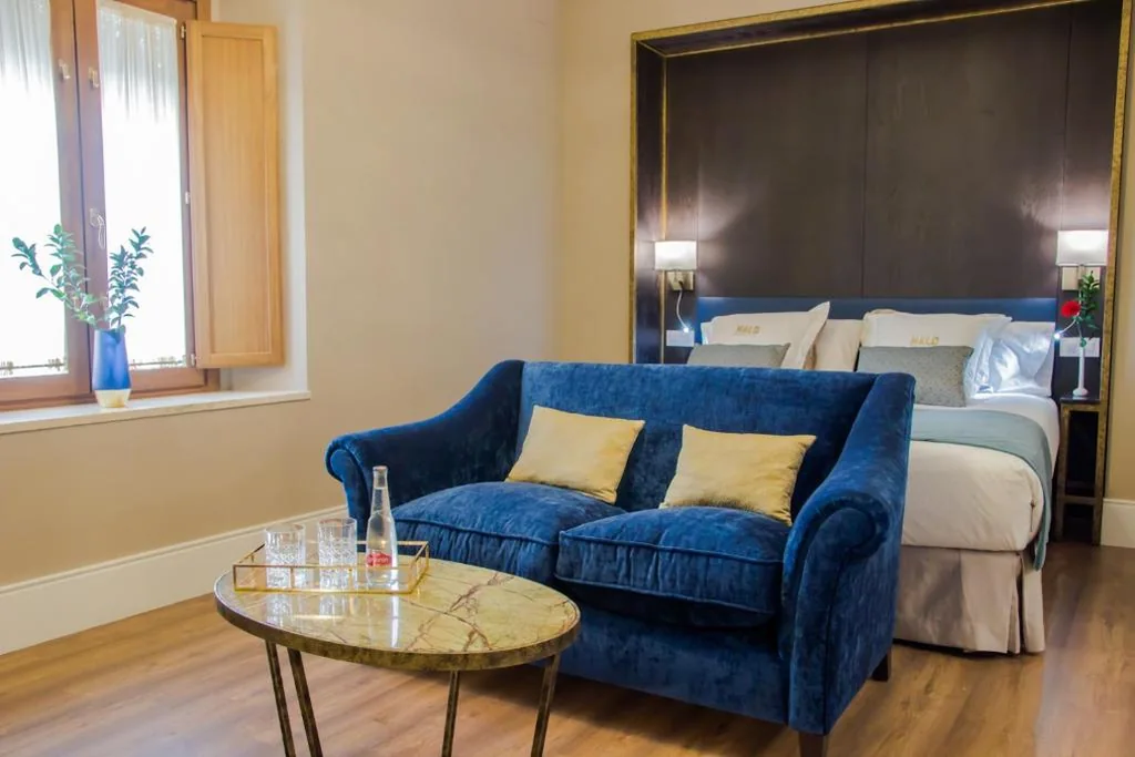 Deluxe Doppelzimmer mit Whirlpool-Badewanne — Halo Boutique Hotel