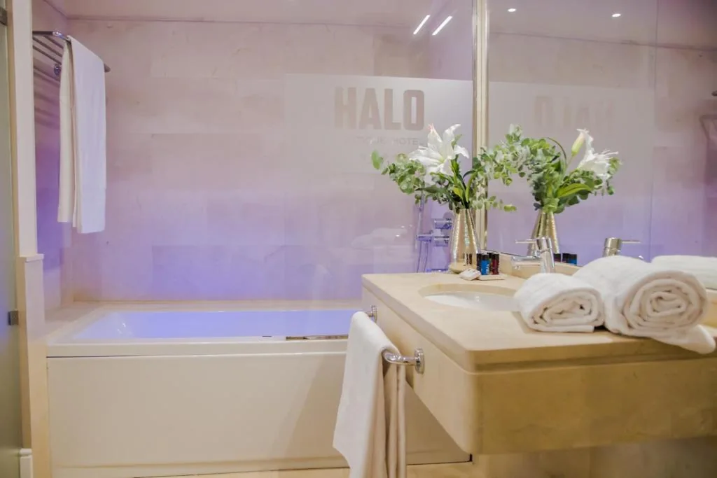 Junior Suite mit Whirlpool-Badewanne — Halo Boutique Hotel