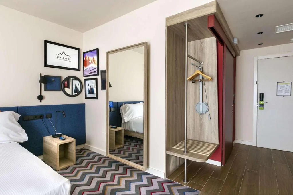 Camera con letto matrimoniale accessibile alle persone con mobilità ridotta — Hampton By Hilton Alcobendas Madrid