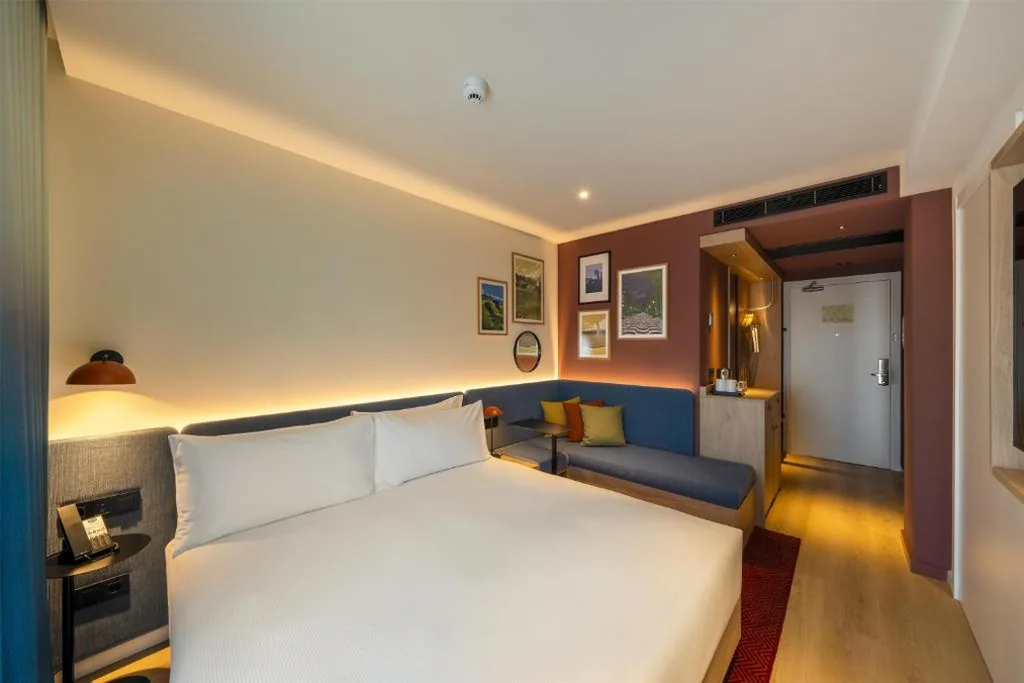 Camera con letto matrimoniale extra-large — Hampton By Hilton Alicante Airport