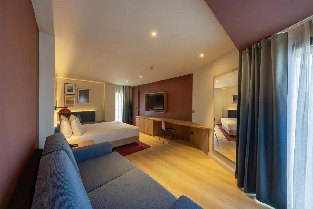 Camera con letto matrimoniale extra-large e divano letto — Hampton By Hilton Alicante Airport