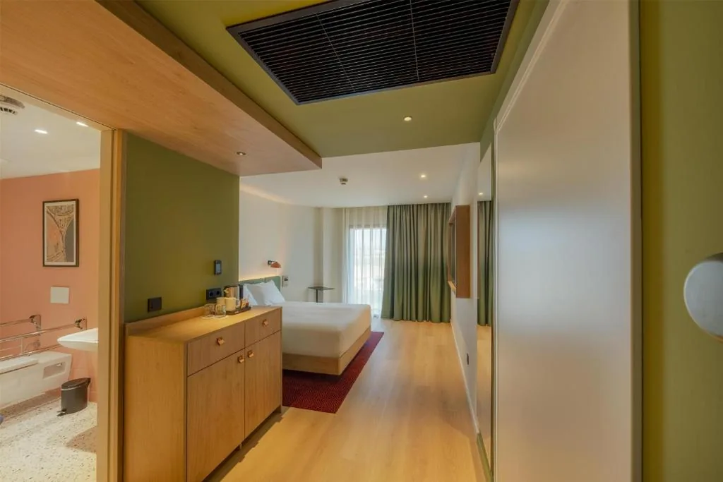 Camera con letto matrimoniale grande accessibile alle persone con mobilità ridotta — Hampton By Hilton Alicante Airport