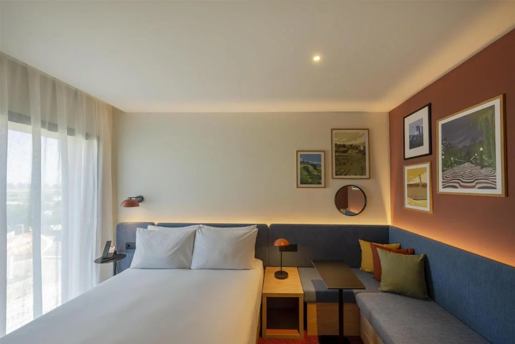 Camera con letto matrimoniale grande — Hampton By Hilton Alicante Airport