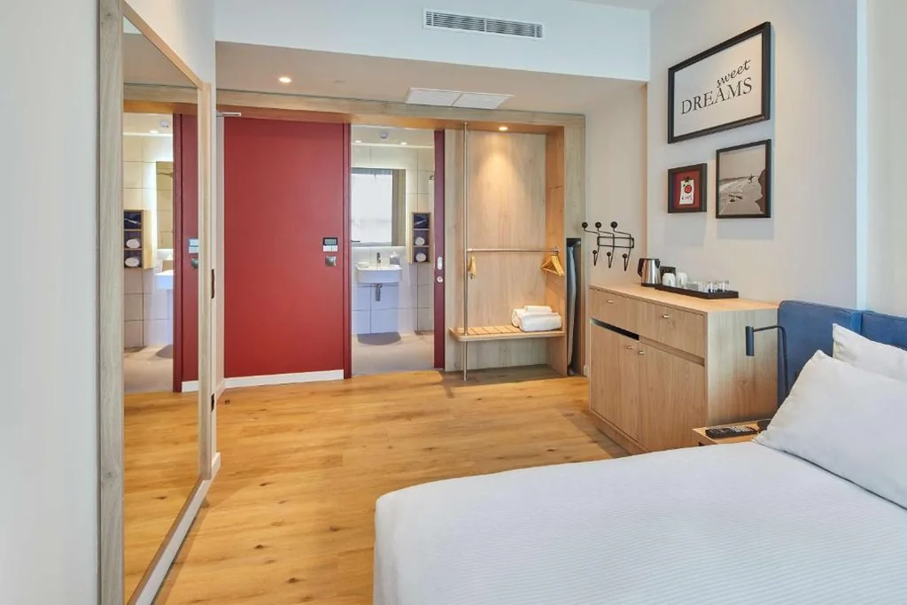 Chambre avec grand lit adaptée aux personnes à mobilité réduite — Hampton By Hilton Barcelona Fira Gran Via