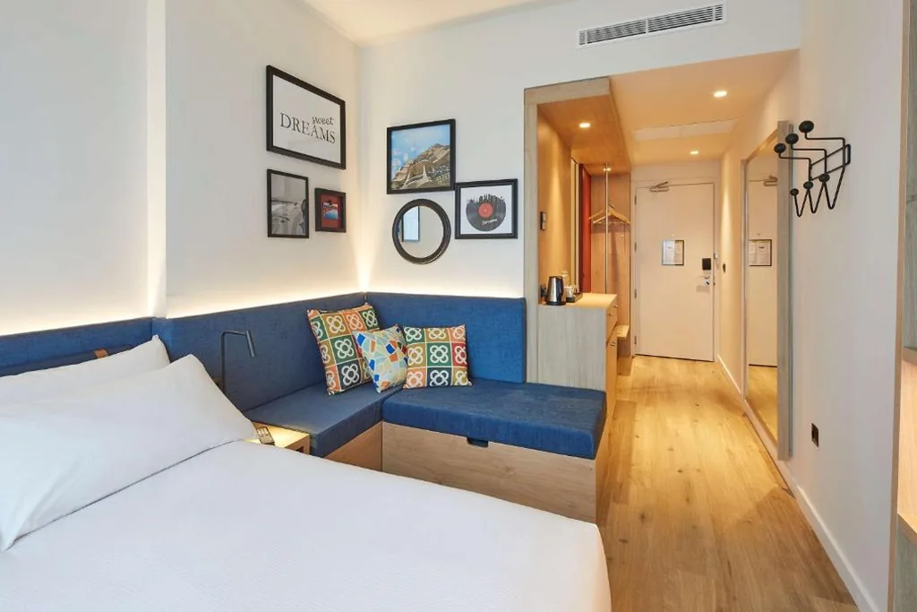 Chambre avec grand lit et canapé — Hampton By Hilton Barcelona Fira Gran Via
