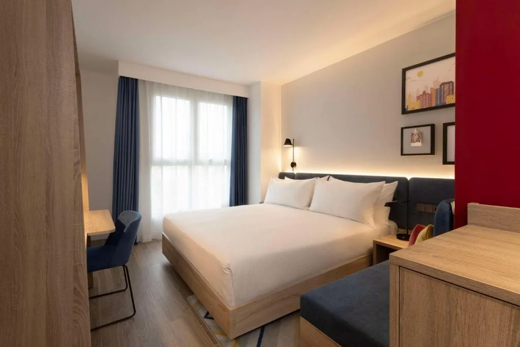 Habitación con cama extragrande - Adaptada para personas de movilidad reducida — Hampton By Hilton Malaga Martiricos
