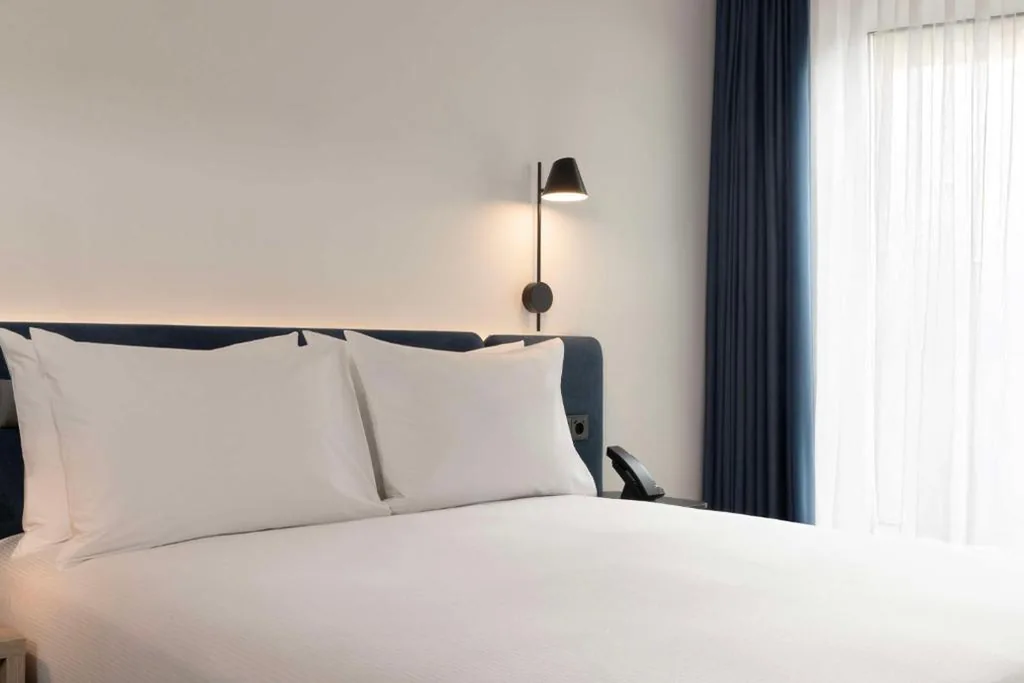 Habitación con cama extragrande. — Hampton By Hilton Malaga Martiricos