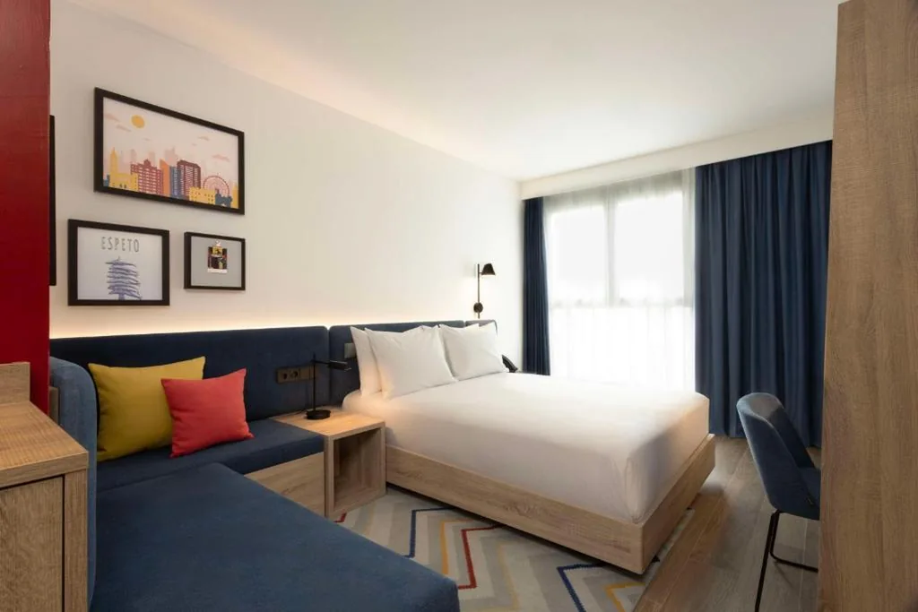Habitación con sofá cama - 1 cama grande — Hampton By Hilton Malaga Martiricos