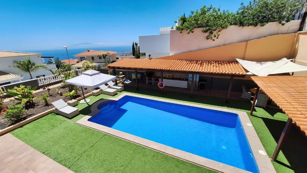Villa mit privatem Pool — Happiness Chalet with Heated Swimming Pool