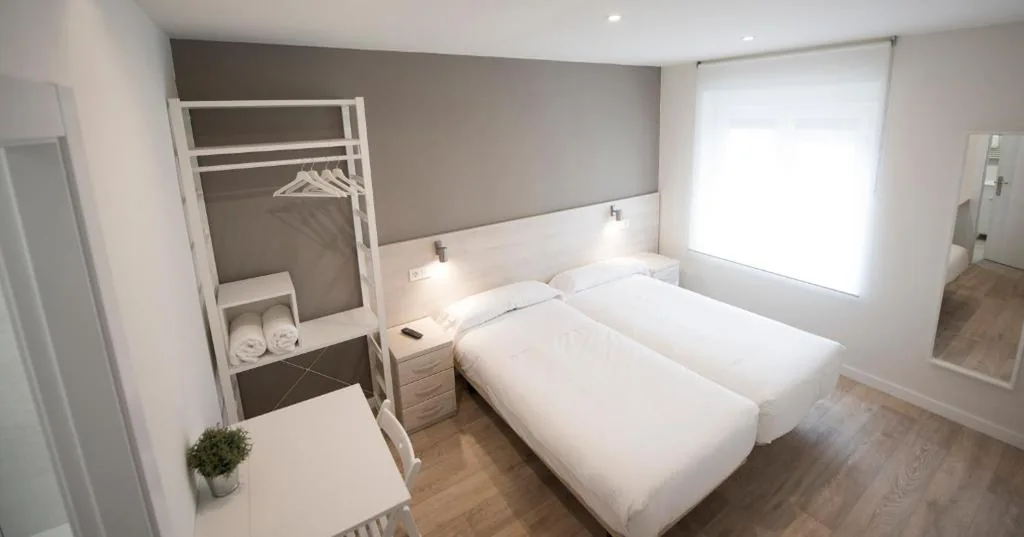 Chambre double avec salle de bains privative - 2 lits — Happy Hostal Carrales