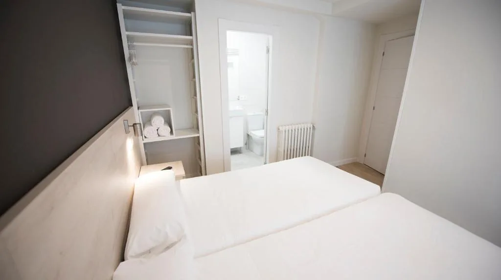 Chambre triple avec salle de bains privative — Happy Hostal Carrales
