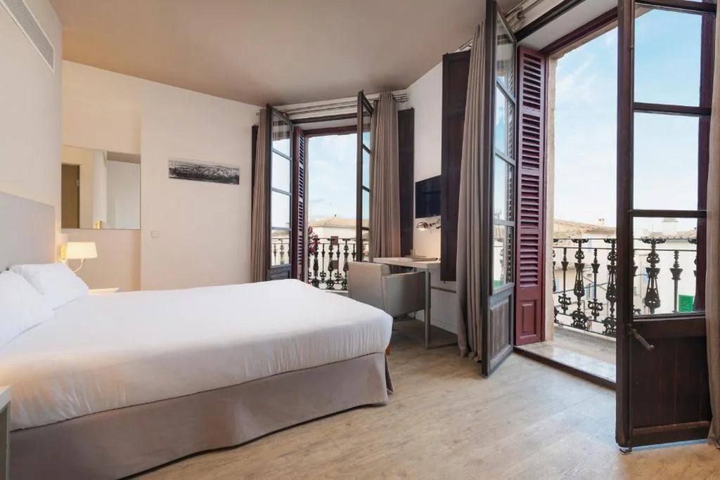 Habitación Doble Deluxe con balcón — HBE Boutique España - Turismo de Interior